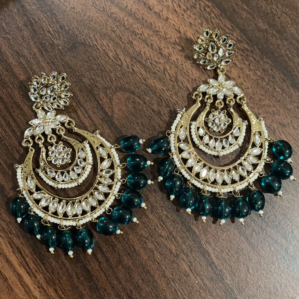 Light weight earrings - Picture 2 of 5